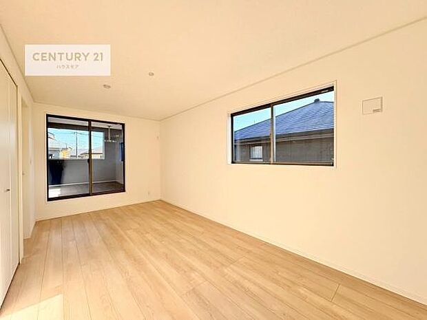 バルコニーに面している洋室です。明るく温もりがあり、換気もしっかりできます!朝起きて、外に出て背伸びをしつつ深呼吸をし良い朝を迎え入れることができます。