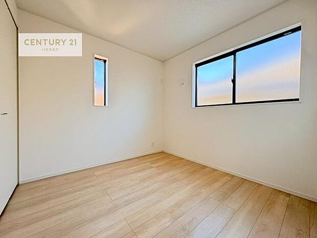 2面採光を確保した明るい室内は、風通しも良く、明るく大変居心地の良い空間となっております。リラックスして過ごせる心地の良いお部屋です!朝の目覚めがスッキリしますね!