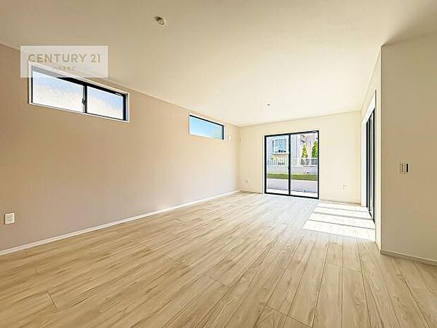 大きな窓からたっぷりの陽ざしが入る明るいリビング。開放感のあるリビングで家族団らんのくつろぎの時間を過ごせます。