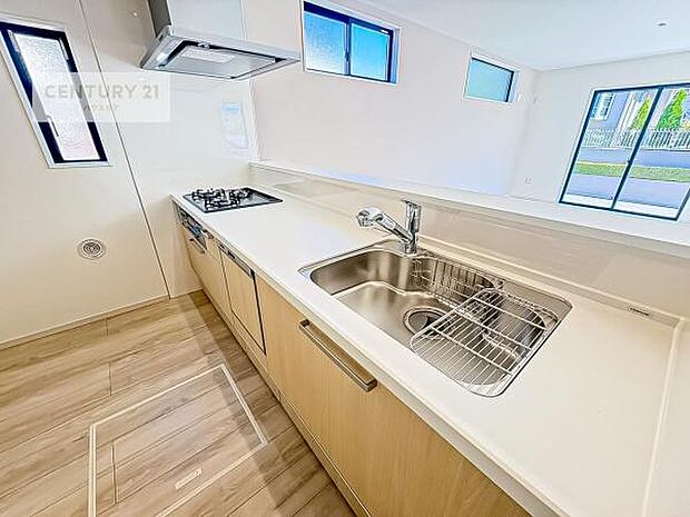 大人気の対面式システムキッチンを採用しています!ご家族のコミュニケーションが自然と増える設計です。お子様にも目が届くので嬉しいですね。収納力もあります!