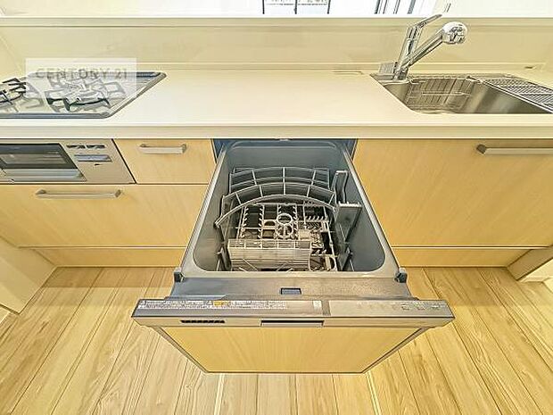 食洗機付き!忙しい時や冬場は手荒れ防止として大活躍します!ビルトイン仕様なので、場所も取らず調理スペースも広く使えて手際よく作業が出来ます!
