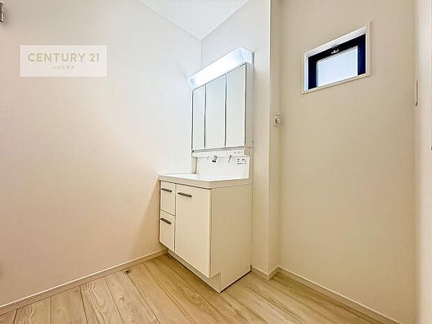 小窓付きの明るい洗面室です!湿気もすぐに入れ替えができて清潔に保つことができます!自然光が差し込むのでお化粧の仕上がりも良くなりますね!