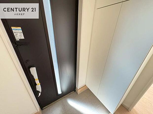 玄関収納が充実しているので、玄関周りがスッキリ片付き来客時に靴の置き場に困りません!