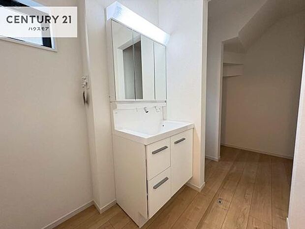 デッドスペースも無駄にしない設計で、洗面所にはタオルや洗剤、ストック品などを収納できるちょっとした収納スペースを確保。限られた空間を有効活用することで、生活感が出やすい水まわりもすっきりと保てます。