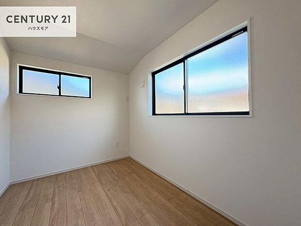 2面採光を確保した明るい室内は、風通しも良く、明るく大変居心地の良い空間となっております。リラックスして過ごせる心地の良いお部屋です!