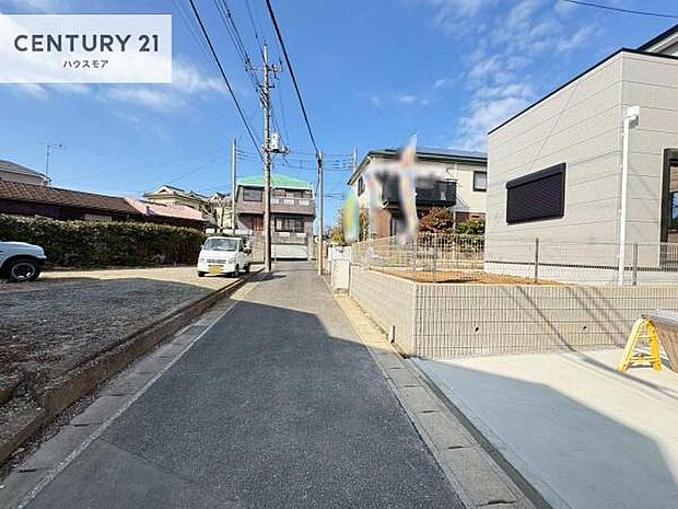 前面道路は4ｍ！陽当り良好な立地です。車庫入れが苦手な方も安心ですね。