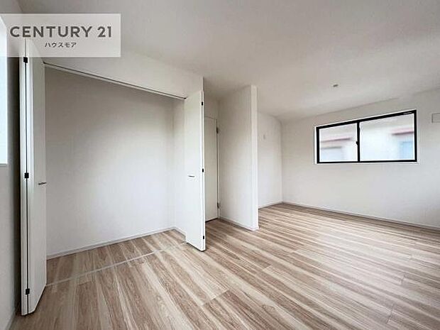 ライフスタイルに合わせて2部屋に分けることも可能です!収納スペースも充実しています。