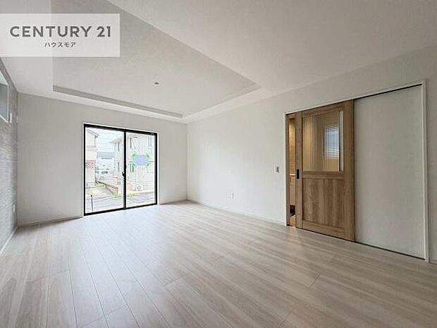 大きな窓からたっぷりの陽ざしが入る明るいリビング。開放感のあるリビングで家族団らんのくつろぎの時間を過ごせます。