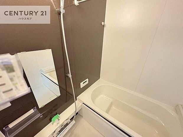 落ち着きある大人の雰囲気のバスルームは、味が出ていてバスタイムが充実!お仕事頑張っているご褒美にお好みの匂いの入浴剤を入れて、楽しんでみてはいかがでしょうか?