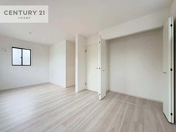 ライフスタイルに合わせて2部屋に分けることも可能です!収納スペースも充実しています。