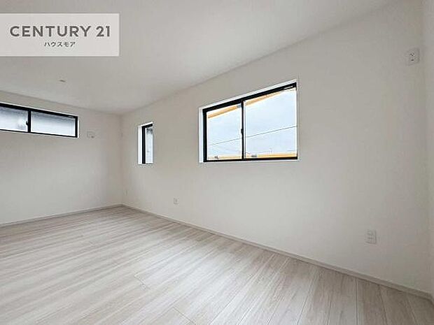 2面採光を確保した明るい室内は、風通しも良く、明るく大変居心地の良い空間となっております。リラックスして過ごせる心地の良いお部屋です!朝の目覚めがスッキリしますね!