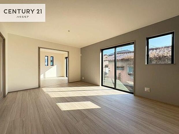 大きな窓からたっぷりの陽ざしが入る明るいリビング。開放感のあるリビングで家族団らんのくつろぎの時間を過ごせます!