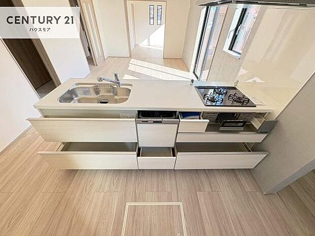 収納スペースが豊富で、調理スペースがスッキリと片付きひろ〜く活用できます!快適に作業ができます!毎日の料理が捗ります!