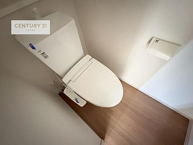 1・2階にトイレがございます!朝の忙しい時間帯も待たずにすみそうですね。白を基調とした清潔感のあるトイレでお手入れがしやすいです!