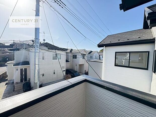 落ち着きある住宅街です!周囲には高い建物がなく、空が広く開放感があり、陽当たりを大きく遮られることもありません!気持ちの良い風が通り抜ける街並みです!