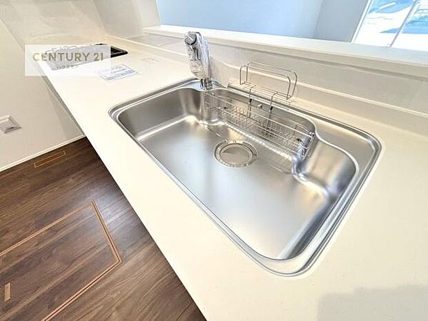 ワイドなシンクですね!水が跳ねにくく洗物がしやすい家事が楽々仕様のシステムキッチンです!デザイン性と機能性を兼ねたキッチンで清潔感がありますね!(同仕様)