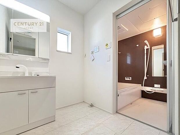 小窓付きの明るい洗面室です!湿気もすぐに入れ替えができて清潔に保つことができます!自然光が差し込むのでお化粧の仕上がりも良くなりますね!(同仕様)