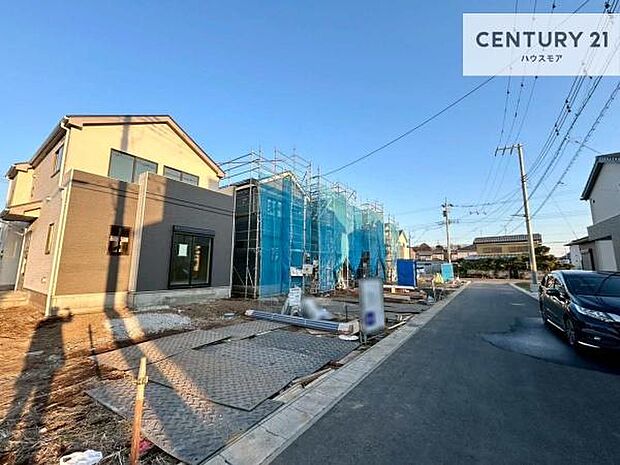 前面道路5m!陽当り良好な立地です。車庫入れが苦手な方も安心ですね。