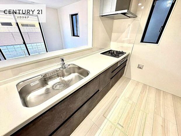 大人気の対面式システムキッチンを採用しています!ご家族のコミュニケーションが自然と増える設計です。お子様にも目が届くので嬉しいですね!広々使えて快適に作業が進みます。