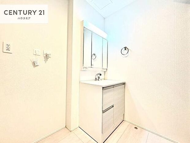 三面鏡仕様の洗面所は、身だしなみがしやすい造り!裏は収納になっています。ドライヤーやお化粧道具を片付けられるので洗面台周りをスッキリと見せることが出来ます!