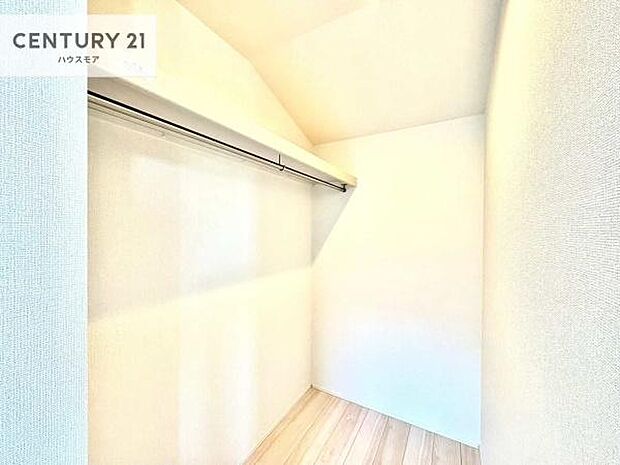 ウォークインクローゼット付きです。たくさんのお洋服などを収納しておけそうですね!他にも扇風機や加湿器など季節物の大きな家電も収納できます!