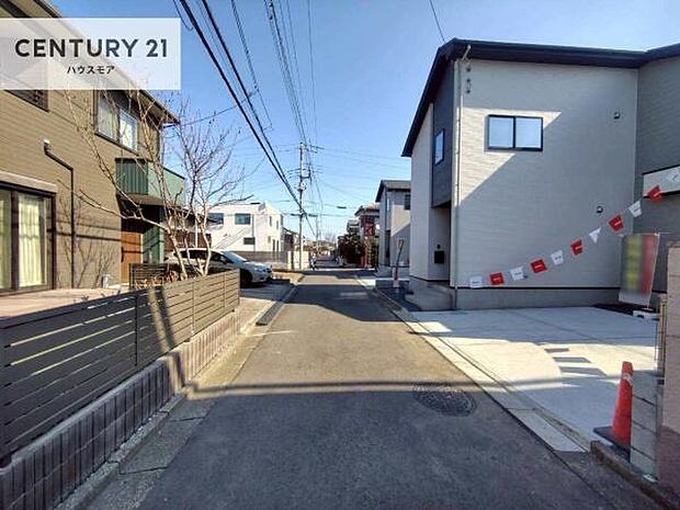 前面道路は4m×4m!陽当り良好な立地です。車庫入れが苦手な方も安心ですね。