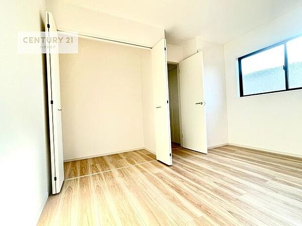 掃き出し窓がないお部屋は、お子様のお部屋としても安心です!収納スペースも充実しているので散らかったお部屋をサッと片付けられます!