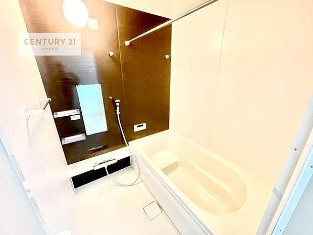 落ち着きある大人の雰囲気のバスルームは、味が出ていてバスタイムが充実!お仕事頑張っているご褒美にお好みの匂いの入浴剤を入れて、楽しんでみてはいかがでしょうか?