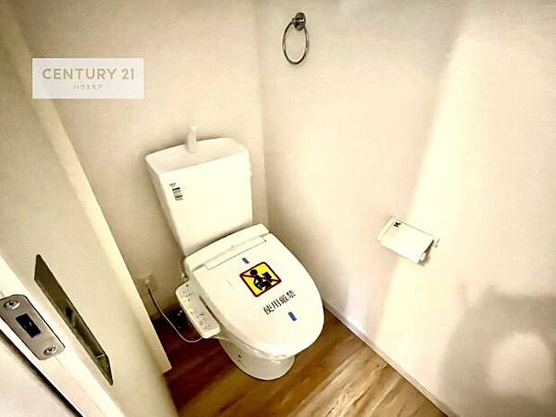 1・2階にトイレがございます!朝の忙しい時間帯も待たずにすみそうですね。白を基調とした清潔感のあるトイレでお手入れがしやすいです!