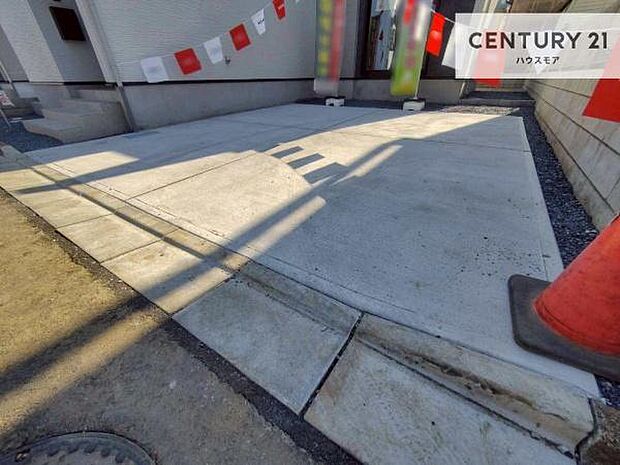 駐車スペースは2台分あります!セカンドカーはもちろん、バイクや自転車なども置き場所に困りません。