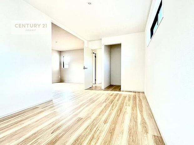 洋室は子供部屋や寝室、色々と用途多彩に利用できますね。収納力もたっぷりなので、広々気持ちよく過ごすことができます。