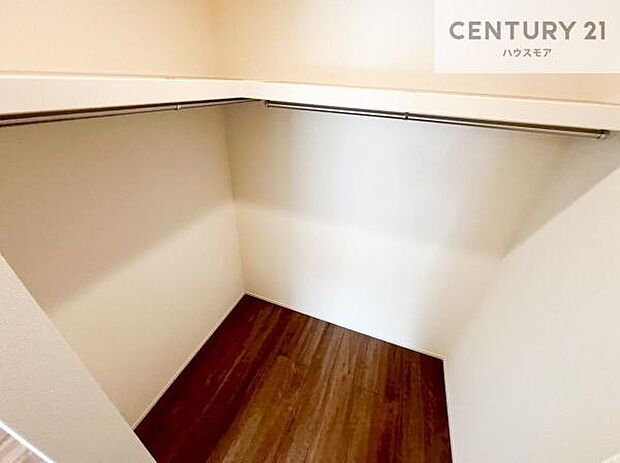 ウォークインクローゼット付きです。たくさんのお洋服などを収納しておけそうですね!他にも扇風機や加湿器など季節物の大きな家電も収納できます。(同仕様)