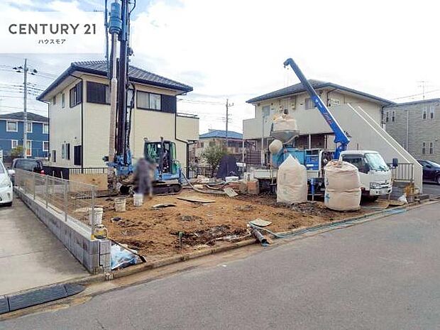 前面道路は5.9m!陽当り良好な立地です。車庫入れが苦手な方も安心ですね。