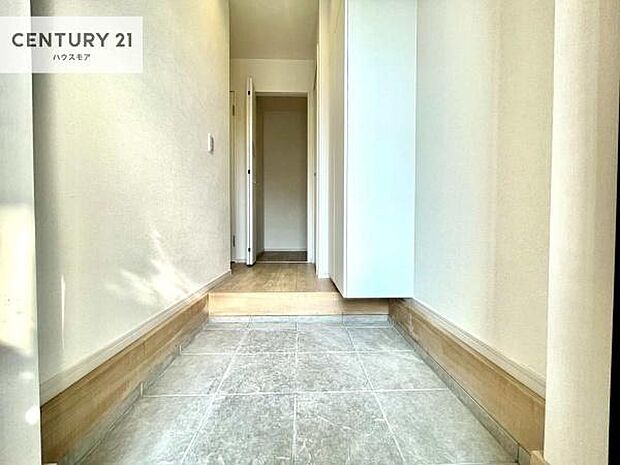 疲れて帰ってきても、ただいま!を言いたくなる、優しく迎え入れてくれる空間になっています。明るく温もり溢れる玄関です!