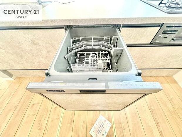 食洗機付きのキッチンです!忙しい時や手荒れ防止として大変活躍する便利な仕様です!ビルトインなのでキッチンの場所を取らず調理スペースを広く使うことが出来ます!