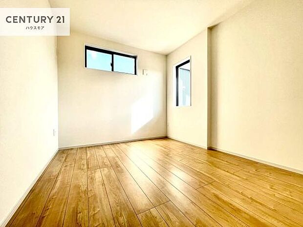 優しい光が差し込む洋室は、朝の目覚めも気持ちが良さそうですね。おうち時間もゆったりと過ごすことができます。