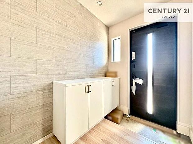 シューズボックス付きなので、玄関が片付きお掃除がしやすいです!スッキリした玄関で戸を開けた瞬間、清潔感のある心地いい空間が出迎えてくれます。