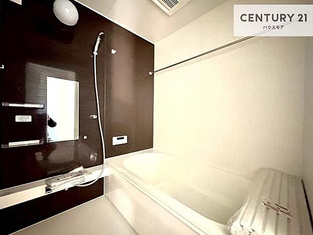 落ち着きある大人の雰囲気のバスルームは、味が出ていてバスタイムが充実!お仕事頑張っているご褒美にお好みの匂いの入浴剤を入れて、楽しんでみてはいかがでしょうか?