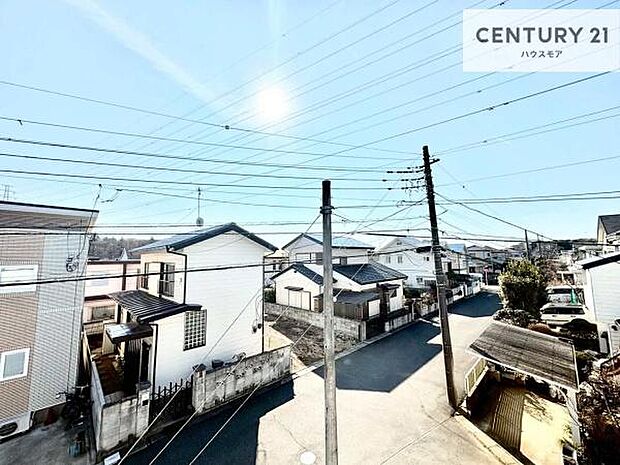 落ち着きある住宅街です!周囲には高い建物がなく、空が広く開放感があり、陽当たりを大きく遮られることもありません!気持ちの良い風が通り抜ける街並みです!