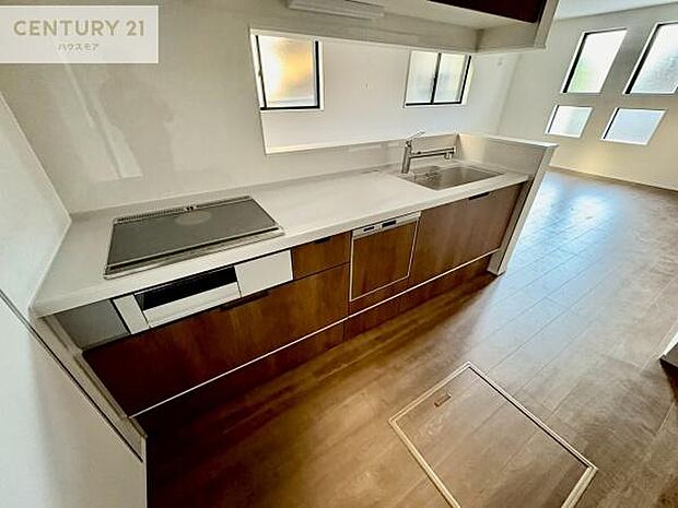 IHクッキングヒーター仕様なので、お掃除は拭き取るのみで家事楽々です!火災のリスクも抑えられる安心仕様で、快適に作業ができます!