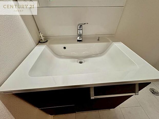 深い洗面台ボウルは、水が跳ねにくいのでお手入れが楽々!清潔感が保てます!キレイな洗面所で自分磨きのモチベーションが上がりますね!