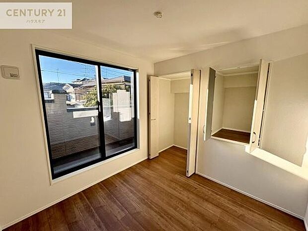 収納スペースがついています!居室をスッキリ整頓する事ができますね。家具を選ばないシンプルなデザインの為、家具を選ばずお気に入りの空間作りができそうですね。