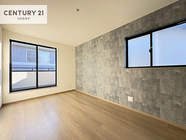 バルコニーに面している洋室です。明るく温もりがあり、換気もしっかりできます!朝起きて、外に出て背伸びをしつつ深呼吸をし良い朝を迎え入れることができます。