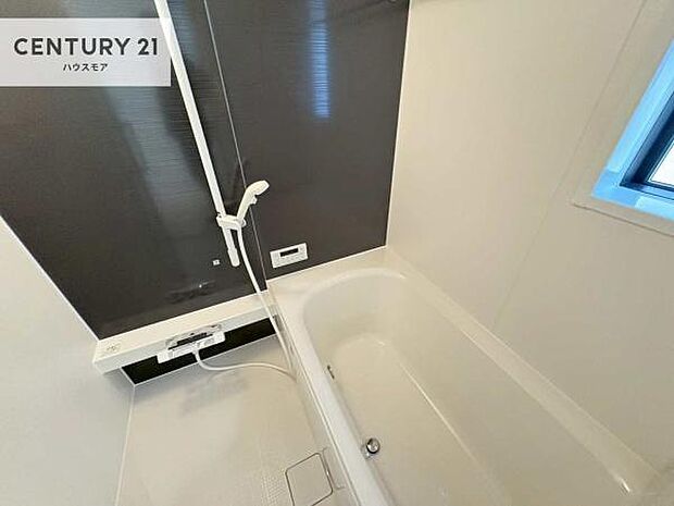 落ち着きある大人の雰囲気のバスルームは、味が出ていてバスタイムが充実!お仕事頑張っているご褒美にお好みの匂いの入浴剤を入れて、楽しんでみてはいかがでしょうか?