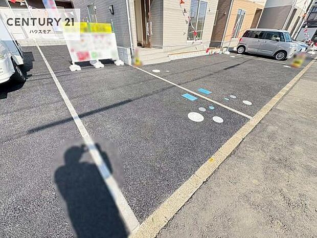 駐車スペースは2台分あります!セカンドカーはもちろん、バイクや自転車なども置き場所に困りません。