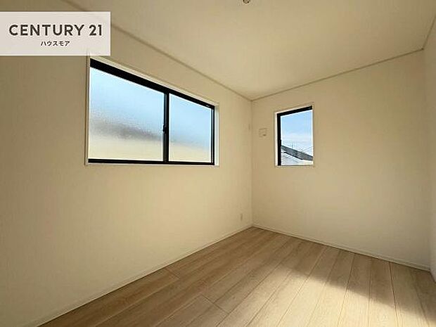 2面採光を確保した明るい室内は、風通しも良く、明るく大変居心地の良い空間となっております。リラックスして過ごせる心地の良いお部屋です!