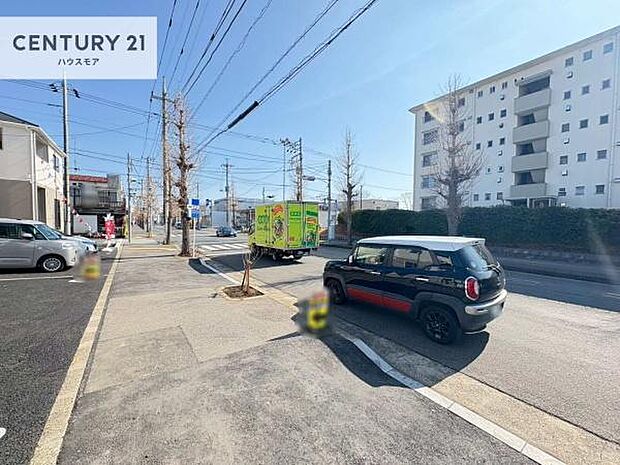 前面道路は18m!陽当り良好な立地です。車庫入れが苦手な方も安心ですね。