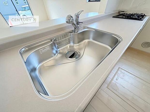 大人気の対面式システムキッチンを採用しています!ご家族のコミュニケーションが自然と増える設計です。お子様にも目が届くので嬉しいですね。収納力もあります!(同仕様)