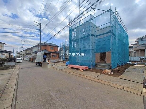 前面道路は5m!陽当り良好な立地です。車庫入れが苦手な方も安心ですね。