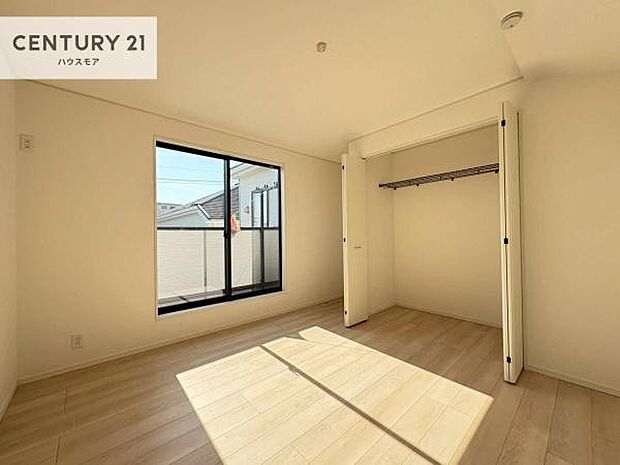 バルコニーに面している洋室です。明るく温もりがあり、換気もしっかりできます!朝起きて、外に出て背伸びをしつつ深呼吸をし良い朝を迎え入れることができます。